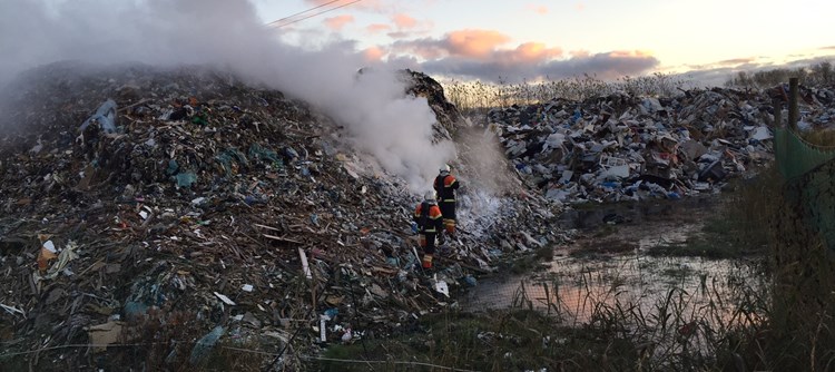 Brand i affaldsmile på Miljøanlæg Rønnovsdal