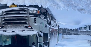 Skraldebiler fanget i snevejr